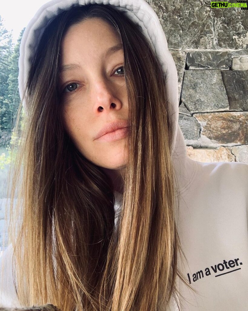 Jessica Biel Instagram - Today is National Voter Registration Day! Text VOTER to 26797 to register, and make a plan to vote early. Let’s do it for RBG! 💪🏻