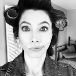 Jessica Biel Instagram - It took me a sec to catch up and learn what this is really all about. To put it simply - it’s a global reminder for women to support women... especially those whose voices are not being heard (here, and around the world). To the women in Turkey, we stand with you and hear you. And for the women here in the US — this is a reminder that we need to use our voices to protect each other... and vote on the issues that affect women. With the election coming up, it’s more important now than ever. Text VOTER to 26797 to check your registration and request a mail-in ballot so you can vote safely 🙏🏼 More on stories and in my bio. #CHALLENGEACCEPTED @karayoshimotobua @beverleymitchell ❤️