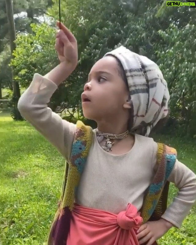 Jessica Biel Instagram - Just some feel good weekend energy from the little Queen Zaza 👑 @redcarpetgirlz