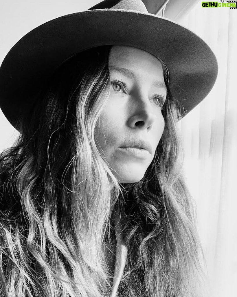 Jessica Biel Instagram - Me in a hat. But now that I have you here... It’s been 116 days and we still have not arrested the cops who killed Breonna Taylor. Go to my stories to see ways you can help demand #justiceforbreonnataylor.