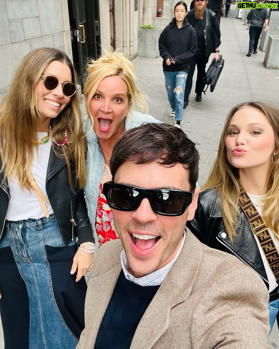 Jessica Biel Instagram - Quick trip to NYC to see our beyond talented #CruelSummer alum @olivia_holt in @chicagomusical ❤️ @blakeleeblake @michellepurple3