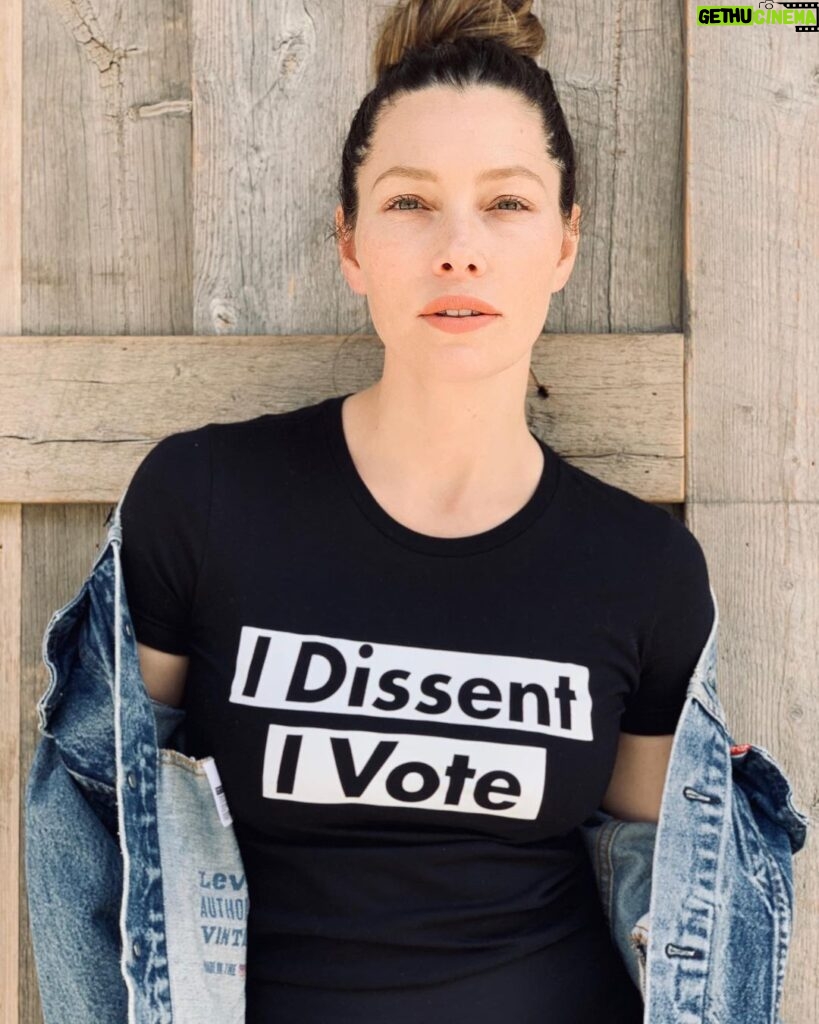 Jessica Biel Instagram - This one’s for #RBG. Please please PLS join me and vote on or before November 3rd. 100% of the proceeds from this tee supports @EraCoalition for Women’s Equality, which fights for all of those most impacted by systemic inequalities. Use your voice and your style to support constitutional equality for all because it shouldn’t be a dream — it's a right. Link in my bio. #Dissent #Vote2020 #ERANOW