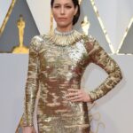 Jessica Biel Instagram - That time I went to the Oscars dressed like an Oscar. It had to be done! 😅🏆 Swipe for an example of very normal red carpet behavior… Happy #AcademyAward day y’all!