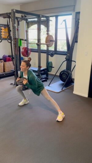 Jessica Biel Instagram - In the gym with @benbrunotraining… and some other guy who won’t stop distracting me!! 😅 Anyway. Ben just launched the coolest / easiest new program to help people get back on track in 2023 - eating healthier, getting stronger - it’s so thorough… cannot recommend it enough. 🥇