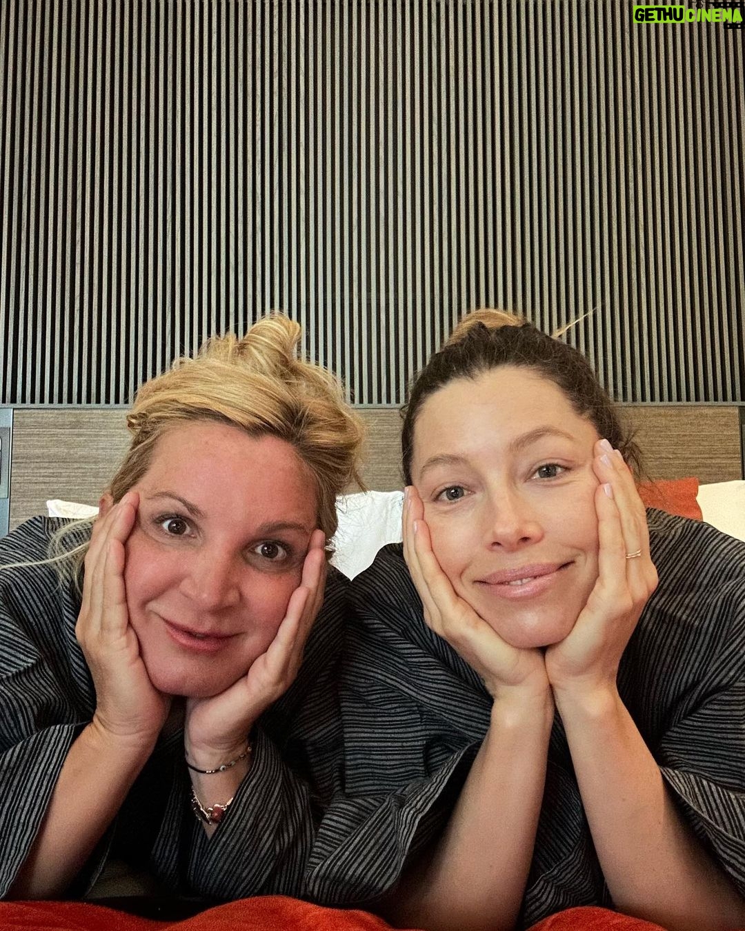 Jessica Biel Instagram - Just two peas in a dysfunctional pod! Sleepover vibes watching @cruelsummer with @michellepurple3