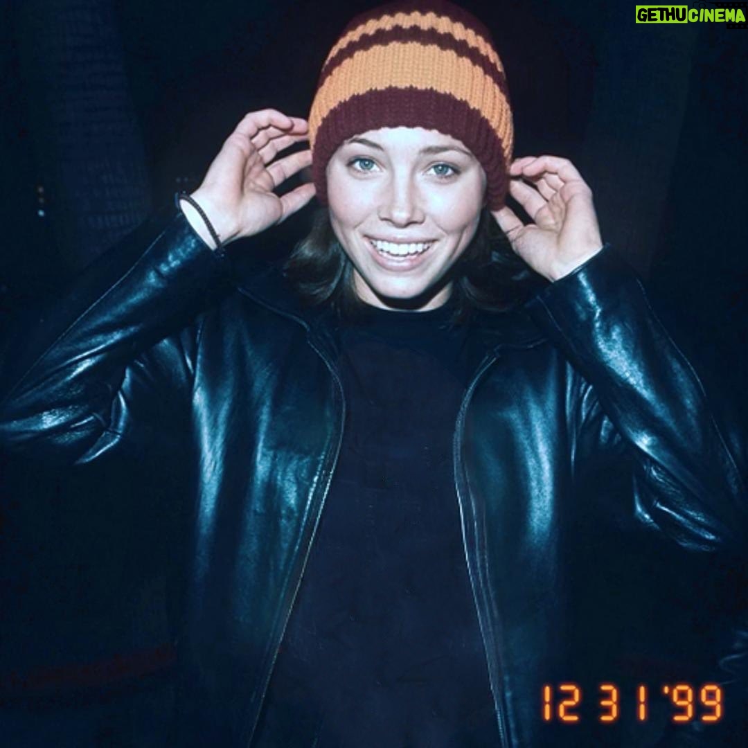 Jessica Biel Instagram - I hear all of these outfits are cool again. Love that for me because I was worried they were questionable the first time. More halter tops coming to a screen near you ā@cruelsummer S2 is dropping June 5!!!! @freeform @hulu š½