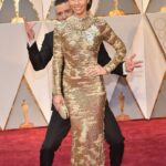 Jessica Biel Instagram - That time I went to the Oscars dressed like an Oscar. It had to be done! 😅🏆 Swipe for an example of very normal red carpet behavior… Happy #AcademyAward day y’all!