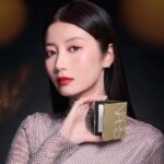 Jessica Chan Yee Chun Instagram – 要迎接年尾唔同嘅party，一個妝點夠呀？我率先用左NARS 全新限量Holiday Collection節日彩妝系列，打造左兩個完全唔同風格嘅🪩Party Queen Look🪩 你地最鍾意邊個look呢？

👄 永恆經典紅唇妝
🔮 紫醉夢幻微醺妝

私心推介：1️⃣換左限量金色包裝嘅皇牌原生光蜜粉餅：質地輕盈，可以柔化面上細紋瑕疵，定妝必備；2️⃣節日限量版All That Glitters Light Reflecting™️六色胭脂：絲滑質感， 極易推開，可以隨意疊加塑造濃淡唔同嘅妝效，絕對係終極派對胭脂組合！

今個節日系列仲有多款熱賣皇牌同新星級Party「妝備」，色調百搭，輕鬆打造百變party look，一齊Spark The Party✨

#NARSHK #MakeUpYourMindHK #SparkTheParty
#NARSissist
#NARSissistHK