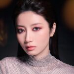 Jessica Chan Yee Chun Instagram – 要迎接年尾唔同嘅party，一個妝點夠呀？我率先用左NARS 全新限量Holiday Collection節日彩妝系列，打造左兩個完全唔同風格嘅🪩Party Queen Look🪩 你地最鍾意邊個look呢？

👄 永恆經典紅唇妝
🔮 紫醉夢幻微醺妝

私心推介：1️⃣換左限量金色包裝嘅皇牌原生光蜜粉餅：質地輕盈，可以柔化面上細紋瑕疵，定妝必備；2️⃣節日限量版All That Glitters Light Reflecting™️六色胭脂：絲滑質感， 極易推開，可以隨意疊加塑造濃淡唔同嘅妝效，絕對係終極派對胭脂組合！

今個節日系列仲有多款熱賣皇牌同新星級Party「妝備」，色調百搭，輕鬆打造百變party look，一齊Spark The Party✨

#NARSHK #MakeUpYourMindHK #SparkTheParty
#NARSissist
#NARSissistHK