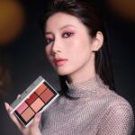 Jessica Chan Yee Chun Instagram – 要迎接年尾唔同嘅party，一個妝點夠呀？我率先用左NARS 全新限量Holiday Collection節日彩妝系列，打造左兩個完全唔同風格嘅🪩Party Queen Look🪩 你地最鍾意邊個look呢？

👄 永恆經典紅唇妝
🔮 紫醉夢幻微醺妝

私心推介：1️⃣換左限量金色包裝嘅皇牌原生光蜜粉餅：質地輕盈，可以柔化面上細紋瑕疵，定妝必備；2️⃣節日限量版All That Glitters Light Reflecting™️六色胭脂：絲滑質感， 極易推開，可以隨意疊加塑造濃淡唔同嘅妝效，絕對係終極派對胭脂組合！

今個節日系列仲有多款熱賣皇牌同新星級Party「妝備」，色調百搭，輕鬆打造百變party look，一齊Spark The Party✨

#NARSHK #MakeUpYourMindHK #SparkTheParty
#NARSissist
#NARSissistHK