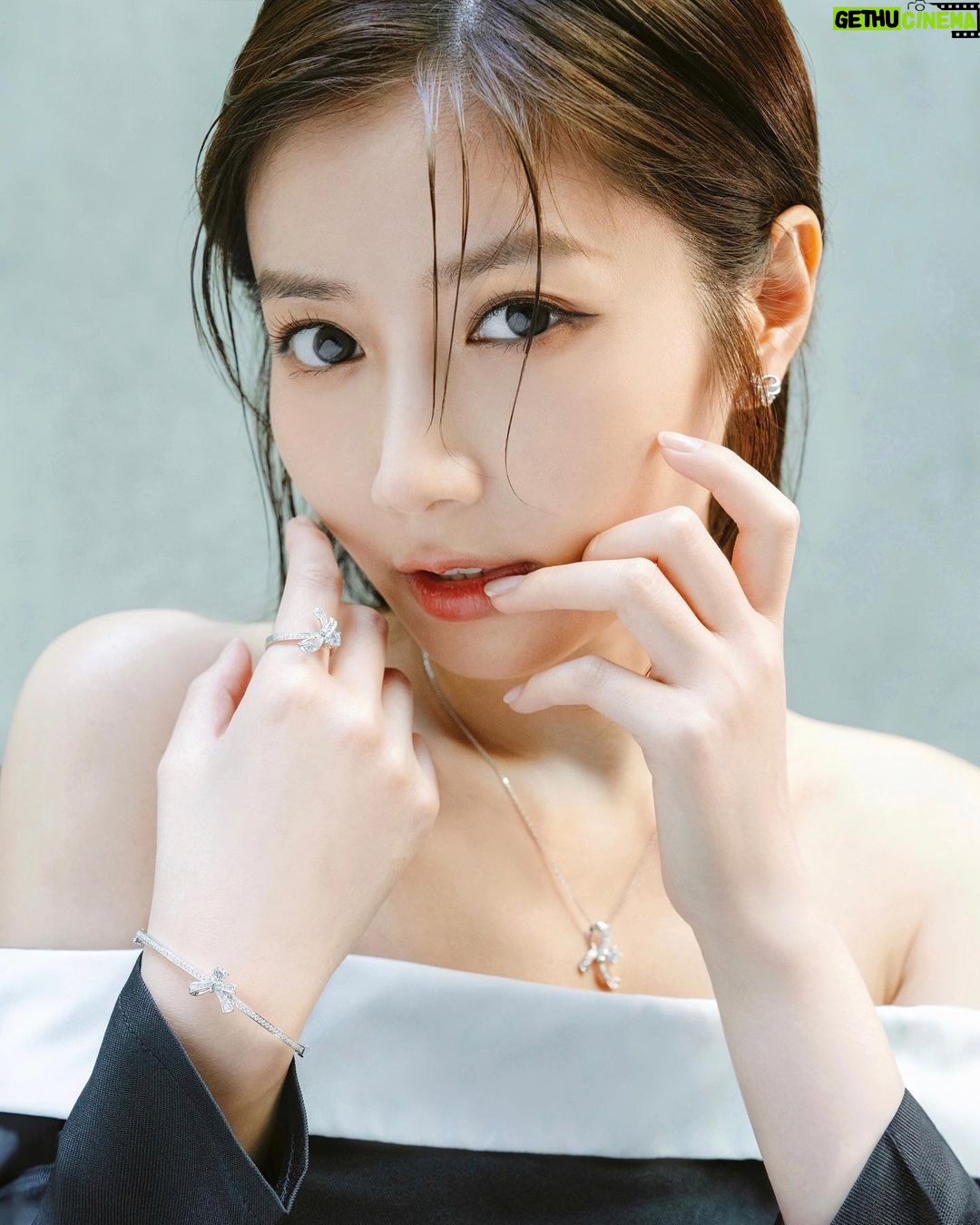 Jessica Chan Yee Chun Instagram - Love is the affinity which links and draws together the elements of the world. The new @PeoniaDiamond Affinity collection, the ribbon twist design symbolizes your precious connection with your beloved, best gift idea for lover. #PeoniaDiamond #AffinityCollection