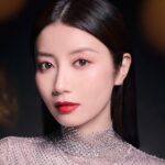 Jessica Chan Yee Chun Instagram – 要迎接年尾唔同嘅party，一個妝點夠呀？我率先用左NARS 全新限量Holiday Collection節日彩妝系列，打造左兩個完全唔同風格嘅🪩Party Queen Look🪩 你地最鍾意邊個look呢？

👄 永恆經典紅唇妝
🔮 紫醉夢幻微醺妝

私心推介：1️⃣換左限量金色包裝嘅皇牌原生光蜜粉餅：質地輕盈，可以柔化面上細紋瑕疵，定妝必備；2️⃣節日限量版All That Glitters Light Reflecting™️六色胭脂：絲滑質感， 極易推開，可以隨意疊加塑造濃淡唔同嘅妝效，絕對係終極派對胭脂組合！

今個節日系列仲有多款熱賣皇牌同新星級Party「妝備」，色調百搭，輕鬆打造百變party look，一齊Spark The Party✨

#NARSHK #MakeUpYourMindHK #SparkTheParty
#NARSissist
#NARSissistHK