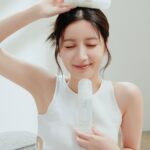 Jessica Chan Yee Chun Instagram - 肌膚狀態經常反反覆覆，試過唔同低敏產品，一係質地太黏笠，一係就搽完都仲敏感泛紅，嚟緊轉季要開始擔心了…🥹 好彩近期我率先試咗全新敏感肌品牌 @dprogram_hk ，原來佢係資生堂旗下，專研亞洲敏感肌50年！全靠d program皇牌「酵母益生元科技」，由肌底開始紓敏抗紅，改善肌膚受損嘅屏障「肌膚微生態」，難怪稱為「肌膚微生態專家」，並已經係日本連續14年銷量No.1，咁好嘅品牌終於登陸香港屈臣氏同松本清！ 要急救肌膚紅癢問題，首推日本@cosme No.1 嘅 #酵母益生元修復面霜，獲100%用家一致讚好！除咗中斷敏感無限loop，更可以幫脆弱嘅肌膚重塑抗敏薄膜，無懼外來刺激，一邊鎮靜紓緩，一邊幫肌膚回復嫩滑透亮，最最最緊要係搽上面完全唔笠🤍 敏感肌嘅另一天敵亮白產品，高刺激性往往用完會令敏感狀態惡化…呢款#酵母益生元柔膚水及乳液 #亮白淨斑，令貪靚嘅我喺敏感期間繼續改善色斑！加入咗m-傳明酸，經日本厚生省認證高效溫和，由肌底抑制黑色素細胞增生，淡斑淡印痕✨ d program水乳有5大系列，毛孔、痘痘、脫皮等問題都解決到，貼心照顧不同敏感肌需要，你都一齊試吓啦~ #dprogramHK #肌膚微生態專家dprogram #專研敏感肌50年 #連續14年日本No1