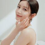 Jessica Chan Yee Chun Instagram - 肌膚狀態經常反反覆覆，試過唔同低敏產品，一係質地太黏笠，一係就搽完都仲敏感泛紅，嚟緊轉季要開始擔心了…🥹 好彩近期我率先試咗全新敏感肌品牌 @dprogram_hk ，原來佢係資生堂旗下，專研亞洲敏感肌50年！全靠d program皇牌「酵母益生元科技」，由肌底開始紓敏抗紅，改善肌膚受損嘅屏障「肌膚微生態」，難怪稱為「肌膚微生態專家」，並已經係日本連續14年銷量No.1，咁好嘅品牌終於登陸香港屈臣氏同松本清！ 要急救肌膚紅癢問題，首推日本@cosme No.1 嘅 #酵母益生元修復面霜，獲100%用家一致讚好！除咗中斷敏感無限loop，更可以幫脆弱嘅肌膚重塑抗敏薄膜，無懼外來刺激，一邊鎮靜紓緩，一邊幫肌膚回復嫩滑透亮，最最最緊要係搽上面完全唔笠🤍 敏感肌嘅另一天敵亮白產品，高刺激性往往用完會令敏感狀態惡化…呢款#酵母益生元柔膚水及乳液 #亮白淨斑，令貪靚嘅我喺敏感期間繼續改善色斑！加入咗m-傳明酸，經日本厚生省認證高效溫和，由肌底抑制黑色素細胞增生，淡斑淡印痕✨ d program水乳有5大系列，毛孔、痘痘、脫皮等問題都解決到，貼心照顧不同敏感肌需要，你都一齊試吓啦~ #dprogramHK #肌膚微生態專家dprogram #專研敏感肌50年 #連續14年日本No1
