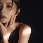 Jessica Chan Yee Chun Instagram - I like the way how tiny piece jewlery shining through the dark. Wearing only what I love and staying true to myself. I am having a crush with Coco Crush. #COCOCRUSH #CHANELFINEJEWELRY @chanelofficial
