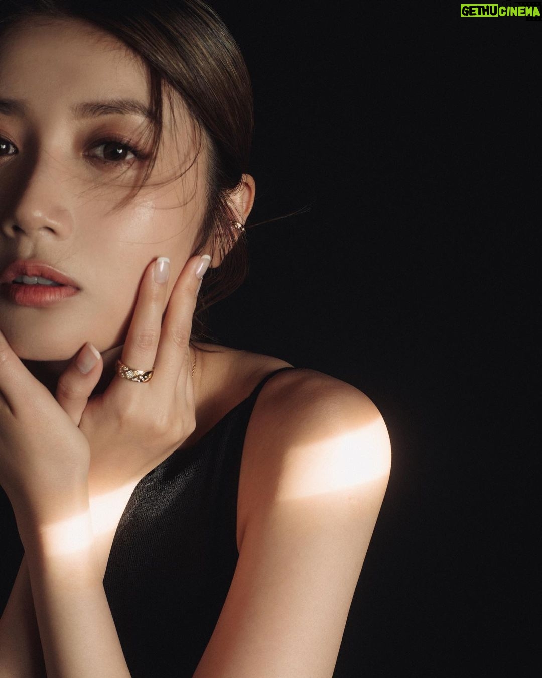 Jessica Chan Yee Chun Instagram - I like the way how tiny piece jewlery shining through the dark. Wearing only what I love and staying true to myself. I am having a crush with Coco Crush. #COCOCRUSH #CHANELFINEJEWELRY @chanelofficial