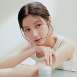 Jessica Chan Yee Chun Instagram - 肌膚狀態經常反反覆覆，試過唔同低敏產品，一係質地太黏笠，一係就搽完都仲敏感泛紅，嚟緊轉季要開始擔心了…🥹 好彩近期我率先試咗全新敏感肌品牌 @dprogram_hk ，原來佢係資生堂旗下，專研亞洲敏感肌50年！全靠d program皇牌「酵母益生元科技」，由肌底開始紓敏抗紅，改善肌膚受損嘅屏障「肌膚微生態」，難怪稱為「肌膚微生態專家」，並已經係日本連續14年銷量No.1，咁好嘅品牌終於登陸香港屈臣氏同松本清！ 要急救肌膚紅癢問題，首推日本@cosme No.1 嘅 #酵母益生元修復面霜，獲100%用家一致讚好！除咗中斷敏感無限loop，更可以幫脆弱嘅肌膚重塑抗敏薄膜，無懼外來刺激，一邊鎮靜紓緩，一邊幫肌膚回復嫩滑透亮，最最最緊要係搽上面完全唔笠🤍 敏感肌嘅另一天敵亮白產品，高刺激性往往用完會令敏感狀態惡化…呢款#酵母益生元柔膚水及乳液 #亮白淨斑，令貪靚嘅我喺敏感期間繼續改善色斑！加入咗m-傳明酸，經日本厚生省認證高效溫和，由肌底抑制黑色素細胞增生，淡斑淡印痕✨ d program水乳有5大系列，毛孔、痘痘、脫皮等問題都解決到，貼心照顧不同敏感肌需要，你都一齊試吓啦~ #dprogramHK #肌膚微生態專家dprogram #專研敏感肌50年 #連續14年日本No1