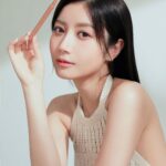 Jessica Chan Yee Chun Instagram - 每日都化同一個妝，同一隻色眼線同眼影？ 今個夏天 meet the new you! 試下放下固板黑色眼線，轉換微透明閃爍感，打造清新日系感！ 今次我就用咗 @ettusaishk 全新 #稜鏡光感柔滑眼線液 化一個清新又精緻感滿滿嘅柔光花漾妝。全新眼線液一共有三色，微透明啡調可以令眼神更加柔和。裡面嘅閃爍珍珠粉末仲令眼妝隱約見到閃爍效果；而且筆尖刷毛混合咗兩種毛料，輕鬆調節粗幼，畫出 #零失手眼線 。 我先用#深邃雙色眼影 #14 粉紅罌粟 畫一個漸層眼妝，再用稜鏡光感柔滑眼線液 02亮澤啡 勾勒外眼線，自然加深輪廓，再搭配人氣#極幼柔滑眼線筆 #14 粉紅罌粟 畫下眼尾，極幼嘅筆芯輕易填補到睫毛之間嘅空隙，暖啡粉調嘅眼妝唔會太濃妝，同時散發親和力，係氣質pick! #ettusaishk #meetthenewyou #flowerylayered #cleanstyle