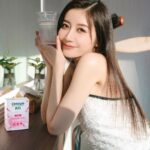 Jessica Chan Yee Chun Instagram - 工作時無可避免食外賣，加上作息時間不定時，都會相對地影響免疫力。而7成免疫細胞係嚟自腸道，想免疫力好，首先要養好腸道！所以食益生菌就可以幫到我喇！我近排就食緊善存嘅益生菌系列 高效活腸‧免疫益生菌配方。經科研實證，90%活菌直達腸道，真正於腸道發揮功效，含有膳食纖維，加埋鋅可以增強免疫力添呀！ 平時妝頭呢啲空檔時間，我將一包沖劑加入温水飲，非常方便，仲有淡淡嘅白桃味添！腸道keep 住level up✨ #善存 #高效活腸 #免疫益生菌配方 #腸道健康 #幫助消化 #排便順暢 #提升免疫力