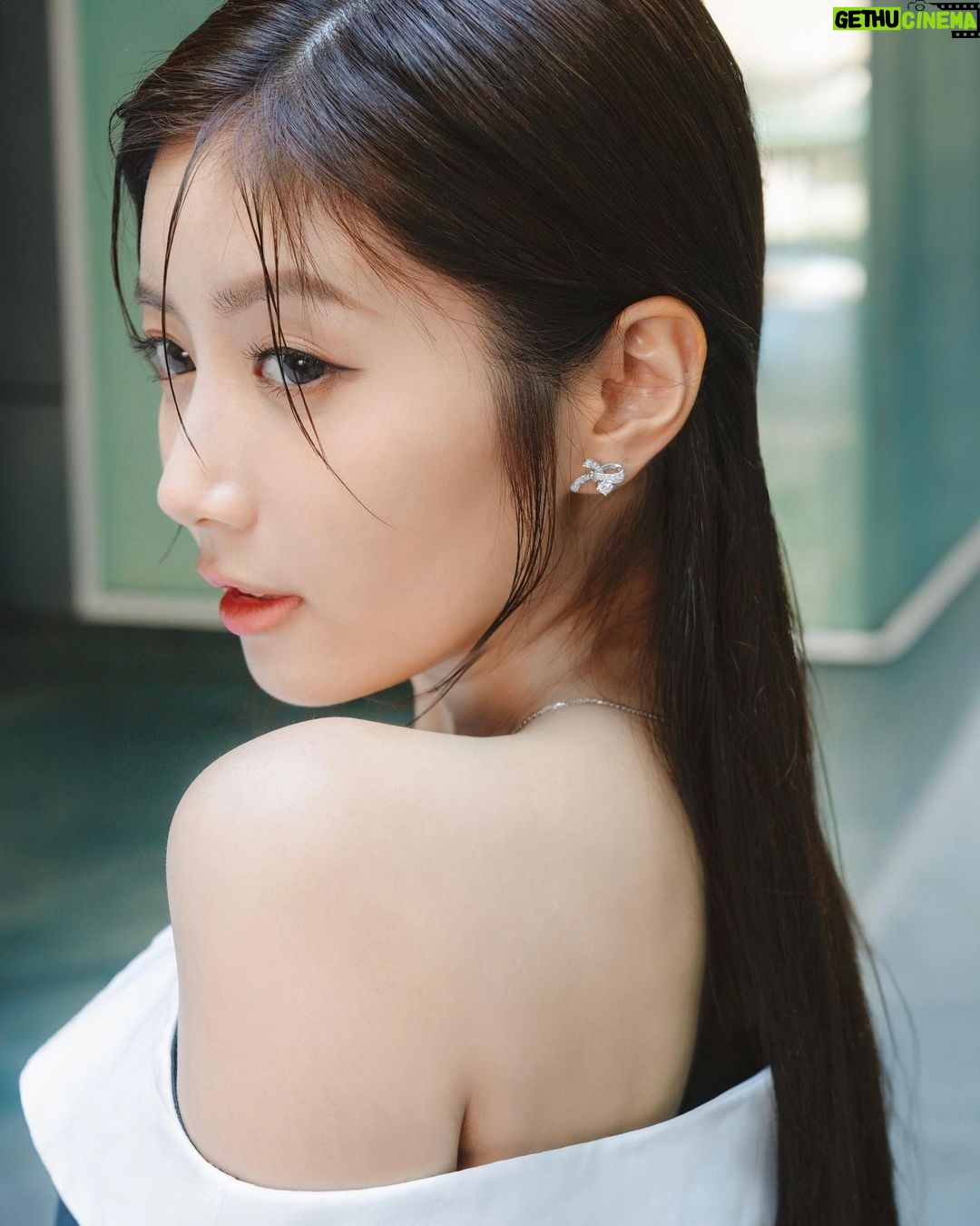 Jessica Chan Yee Chun Instagram - Love is the affinity which links and draws together the elements of the world. The new @PeoniaDiamond Affinity collection, the ribbon twist design symbolizes your precious connection with your beloved, best gift idea for lover. #PeoniaDiamond #AffinityCollection