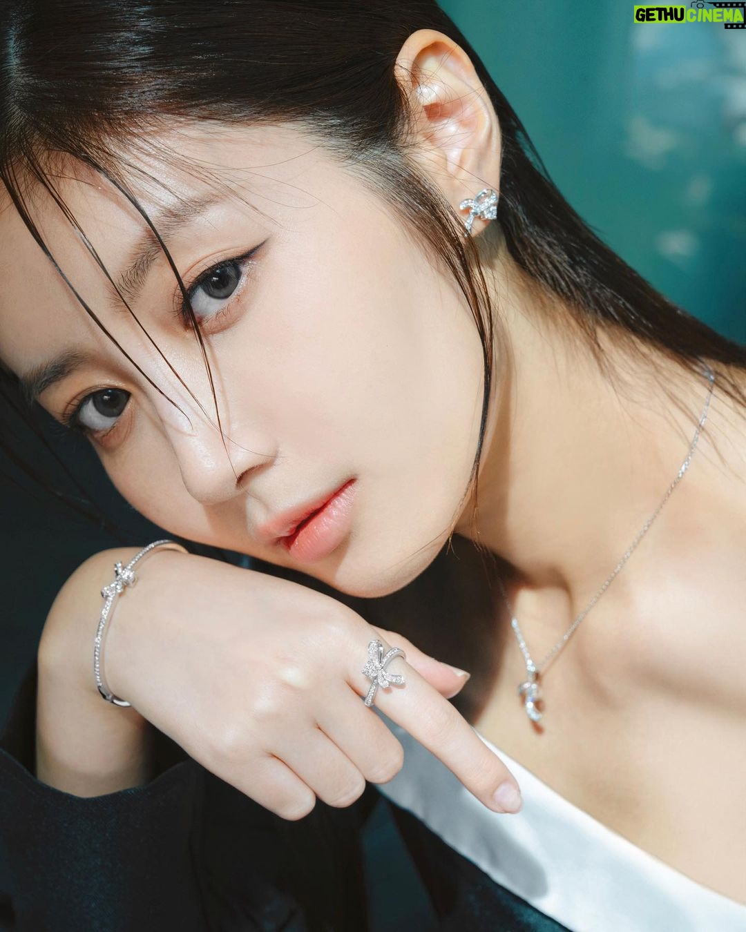 Jessica Chan Yee Chun Instagram - Love is the affinity which links and draws together the elements of the world. The new @PeoniaDiamond Affinity collection, the ribbon twist design symbolizes your precious connection with your beloved, best gift idea for lover. #PeoniaDiamond #AffinityCollection