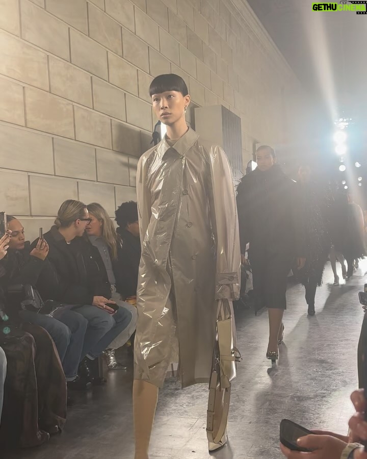Jessica Gomes Instagram - Thank you Tory Burch for having me at your Sublime show. One of the best soundtracks to a fashion show I’ve ever heard! @toryburch #ToryBurchFW24 #ToryBurch New York Public Library