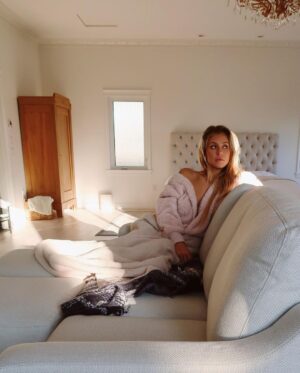 Jessica Lord Instagram - feelin @cozey 🙃
•

#cozey #cozeyliving #cozeylife #cozeyhome