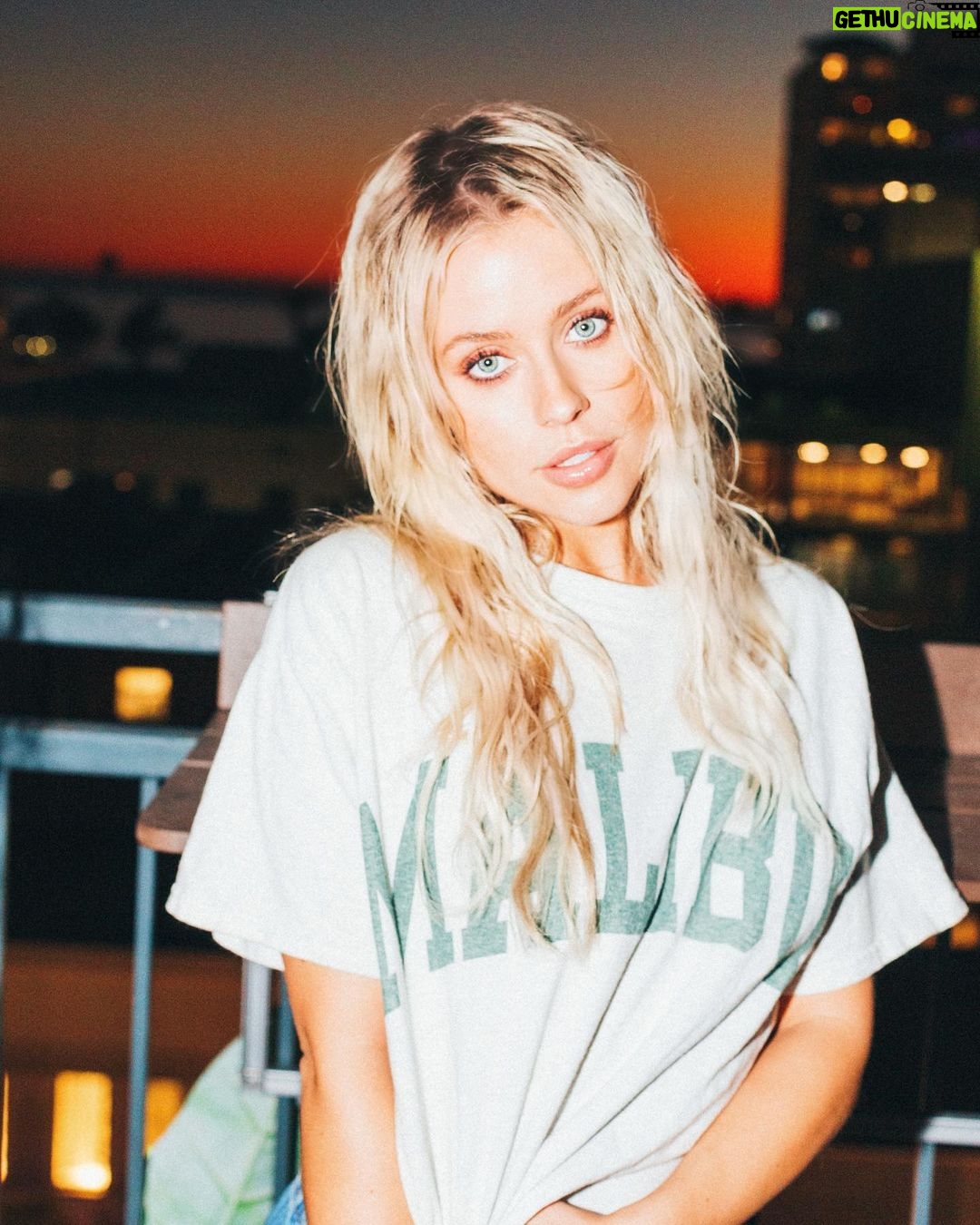 Jessica Lord Instagram - something beautiful is on the horizon 🌞