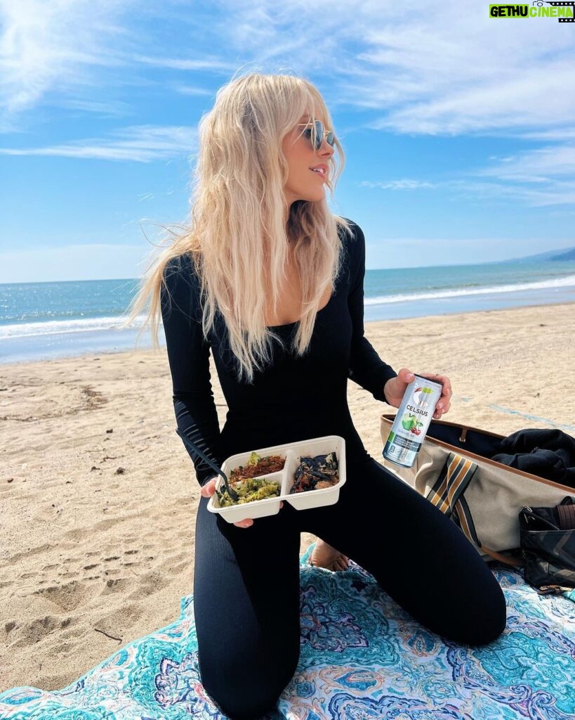 Jessica Lord Instagram - Beach walks and picnics are my fav Spring activities 🍒 what are yours? X • @celsiusofficial #celsiuslivefit #celsiusbrandpartner