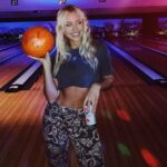Jessica Lord Instagram - bowling is right up my alley 🤪 • @celsiusofficial #celsiusbrandpartner #celsiuslivefit