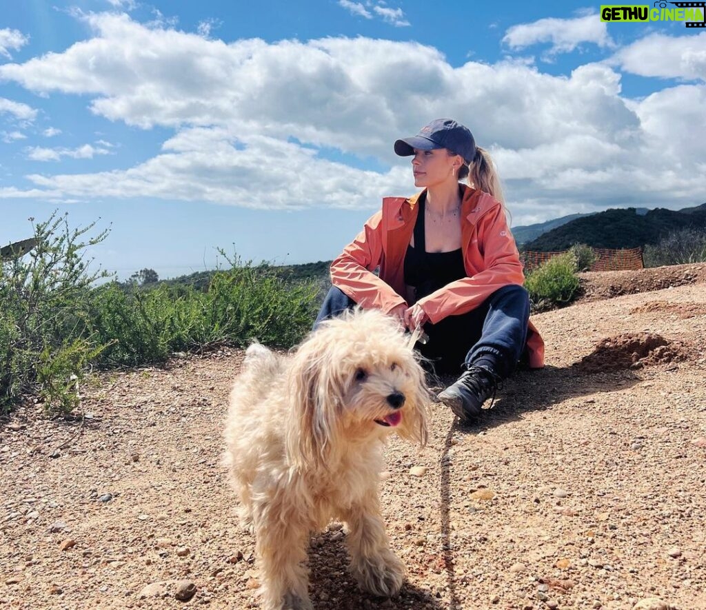 Jessica Lord Instagram - Good things come to those who hike 🧡 my #GoodThings are family time & self care. What are yours?! Please share with me on Merrell’s website at www.merrell.com/us/en/good-things x @merrell #MerrellCrew