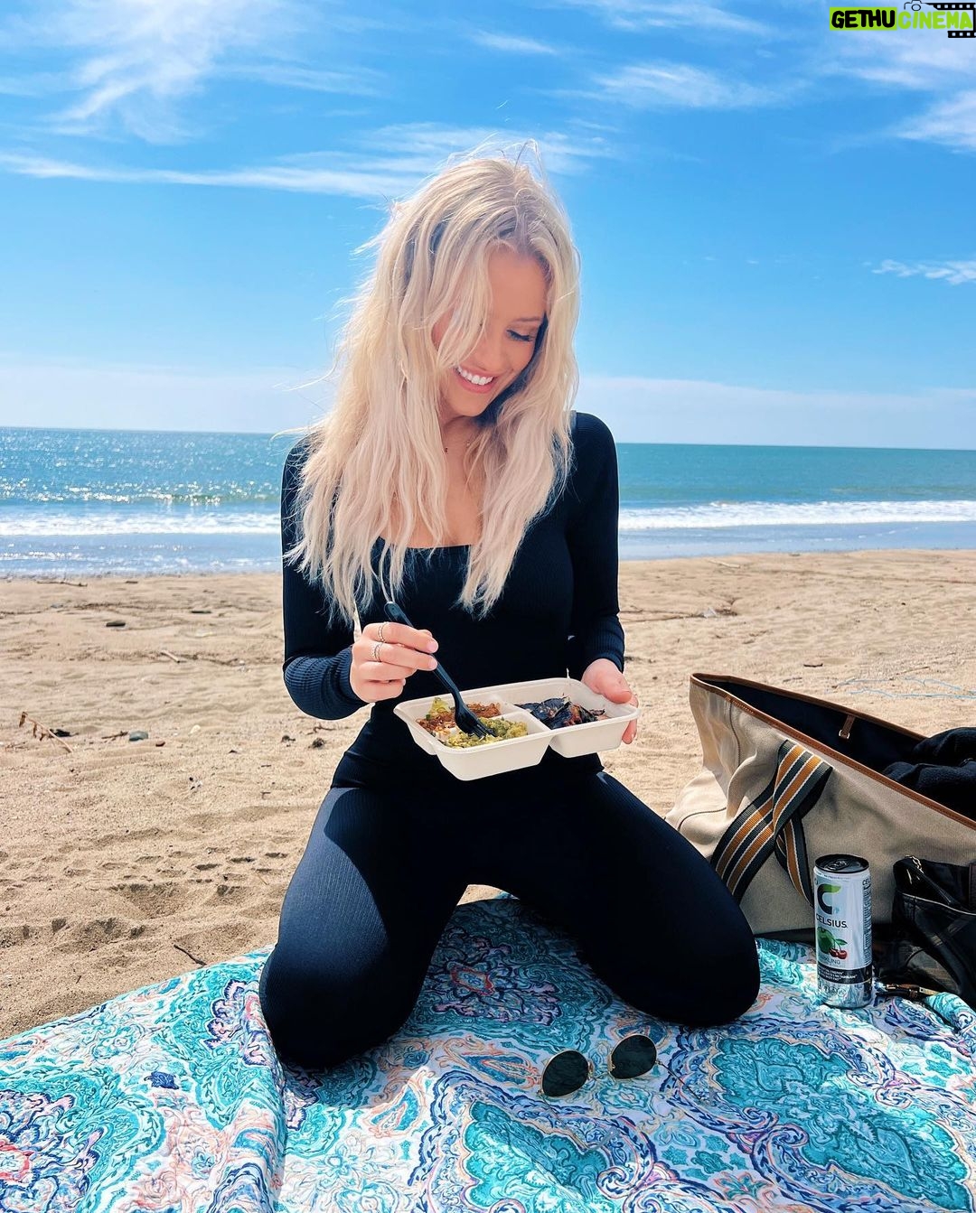 Jessica Lord Instagram - Beach walks and picnics are my fav Spring activities 🍒 what are yours? X • @celsiusofficial #celsiuslivefit #celsiusbrandpartner