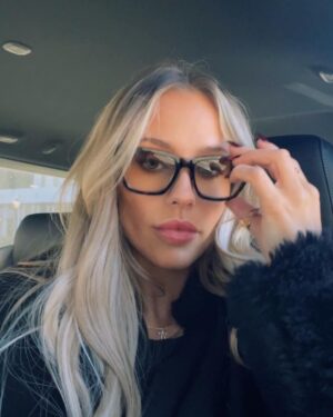 Jessica Lord Instagram - 😆🍟👯‍♀️💅🏼🕶️🎭⛸️🐢🍔