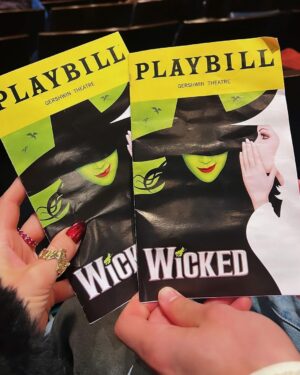 Jessica Lord Instagram - 😆🍟👯‍♀️💅🏼🕶️🎭⛸️🐢🍔