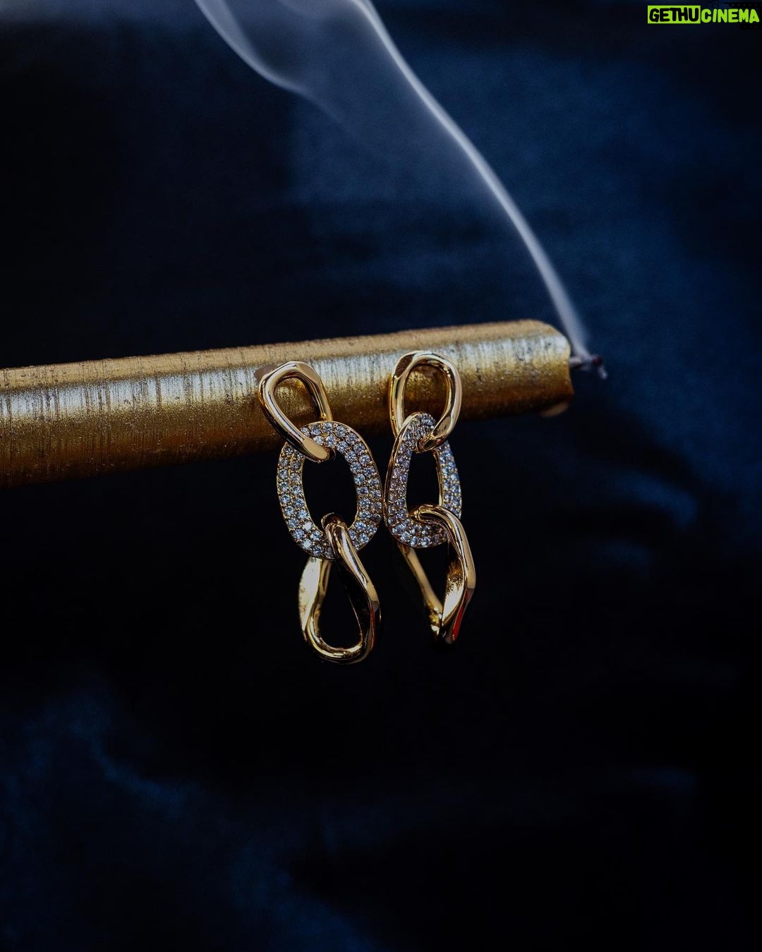 Jessica Lord Instagram - Introducing the EUBHA. Named after my beautiful Scottish friend, an inspirational dreamer full of light and life, our chain dangle earrings are inspired by those who dare to chase their dreams. Pair with our BROOKE ear cuff, a subtle reminder of beauty in the details, and our MONIKA herringbone necklace, resembling a modern armor for the challenges of everyday life. This ensemble is the perfect blend of strength and elegance. I can’t wait to see how you decorate your beauty! X bizouxx.com @shopbizouxx