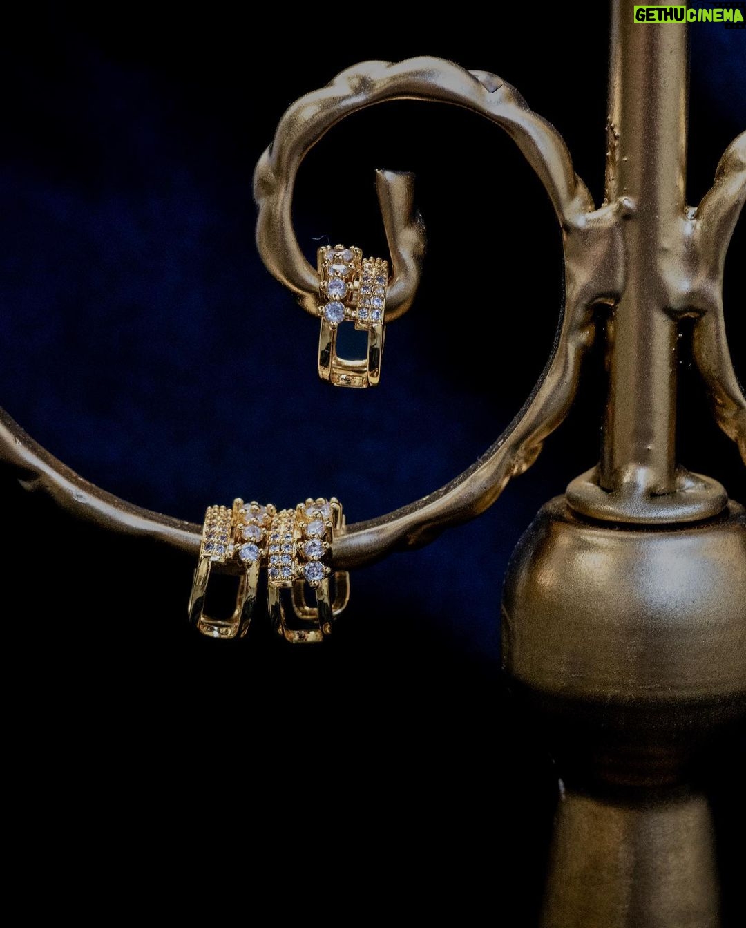 Jessica Lord Instagram - Introducing the EUBHA. Named after my beautiful Scottish friend, an inspirational dreamer full of light and life, our chain dangle earrings are inspired by those who dare to chase their dreams. Pair with our BROOKE ear cuff, a subtle reminder of beauty in the details, and our MONIKA herringbone necklace, resembling a modern armor for the challenges of everyday life. This ensemble is the perfect blend of strength and elegance. I can’t wait to see how you decorate your beauty! X bizouxx.com @shopbizouxx