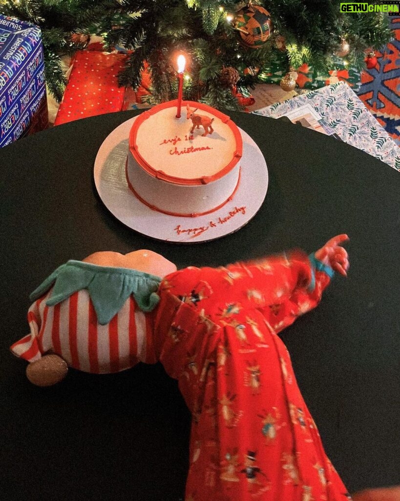 Jessica Lu Instagram - evy’s 1st christmas + holiday card experience 🎄