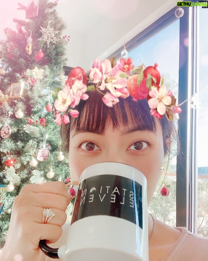 Jessica Lu Instagram - WOW my new favorite filter!!! 😍 @station11onmax first 3 eps out, eps 1+3 ✨ shot by Everest’s dad ✨, in Chicago, December 2019 + January 2020. Think about THAT past life AMIRIGHT. (I’m not in this show, I just have this mug that Mama Lu found this morning. And this amazing filter. How could I *not* share?!?!) 😝