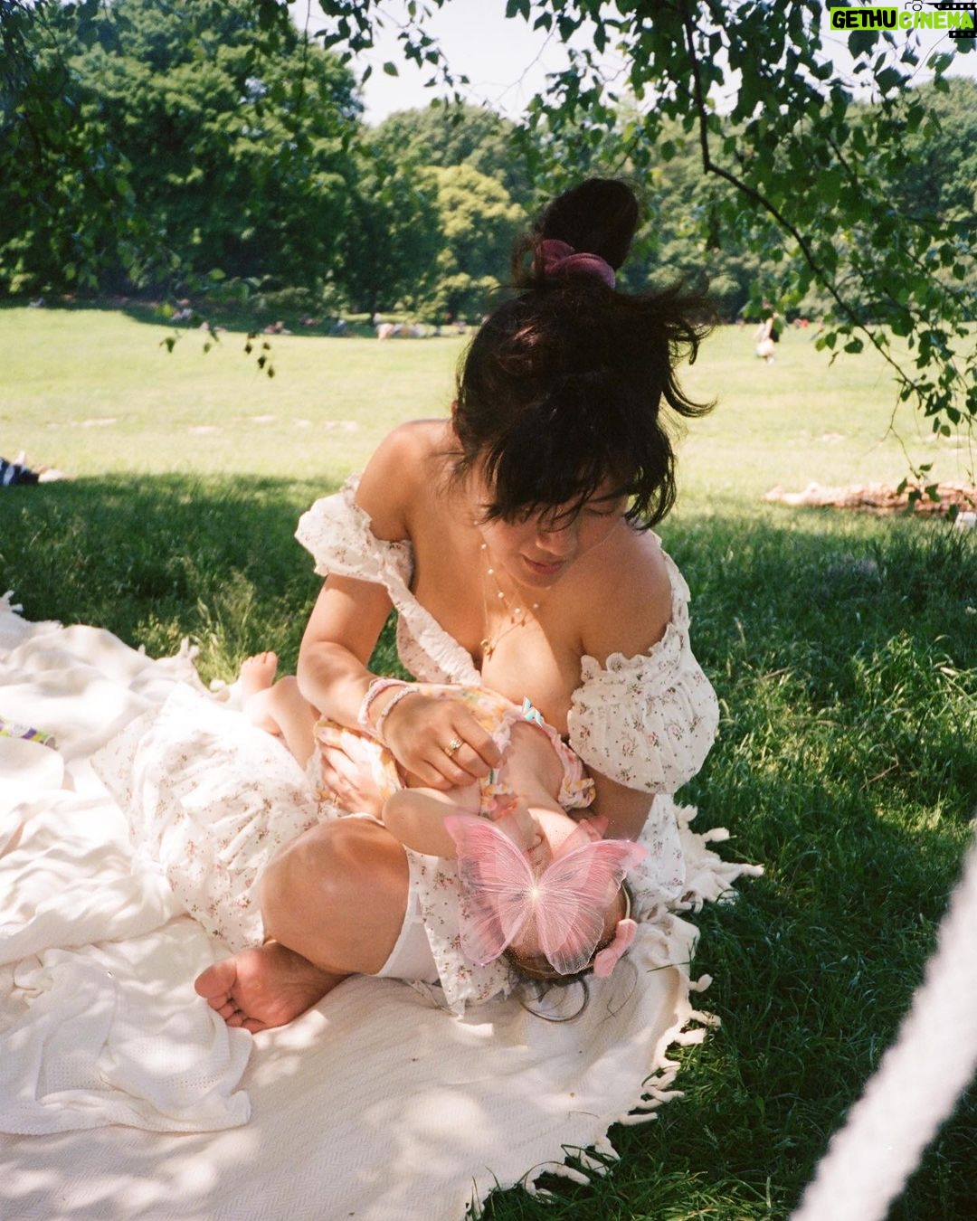 Jessica Lu Instagram - Mothering my daughter while my mother smiles at us while we are all soaking up our collective mother’s warmth on a field of soft fresh grass under the shade and protection of a large magnificent tree… Why do some take this for granted, have they forgotten their mothers? Love to all. 💚🌎🌿