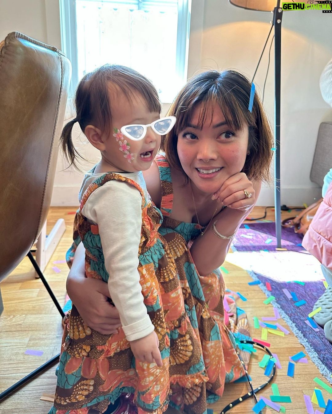Jessica Lu Instagram - Baby Girl loves birthday parties. It’s been nine days and she’s still singing “happy to you happy to you Dune Poppy” around the house (cc: @rcole lol). I still can’t believe she sat still for that face paint. 😂 Matching mommy n me outfits til she has me committed. 💁🏻♀️
