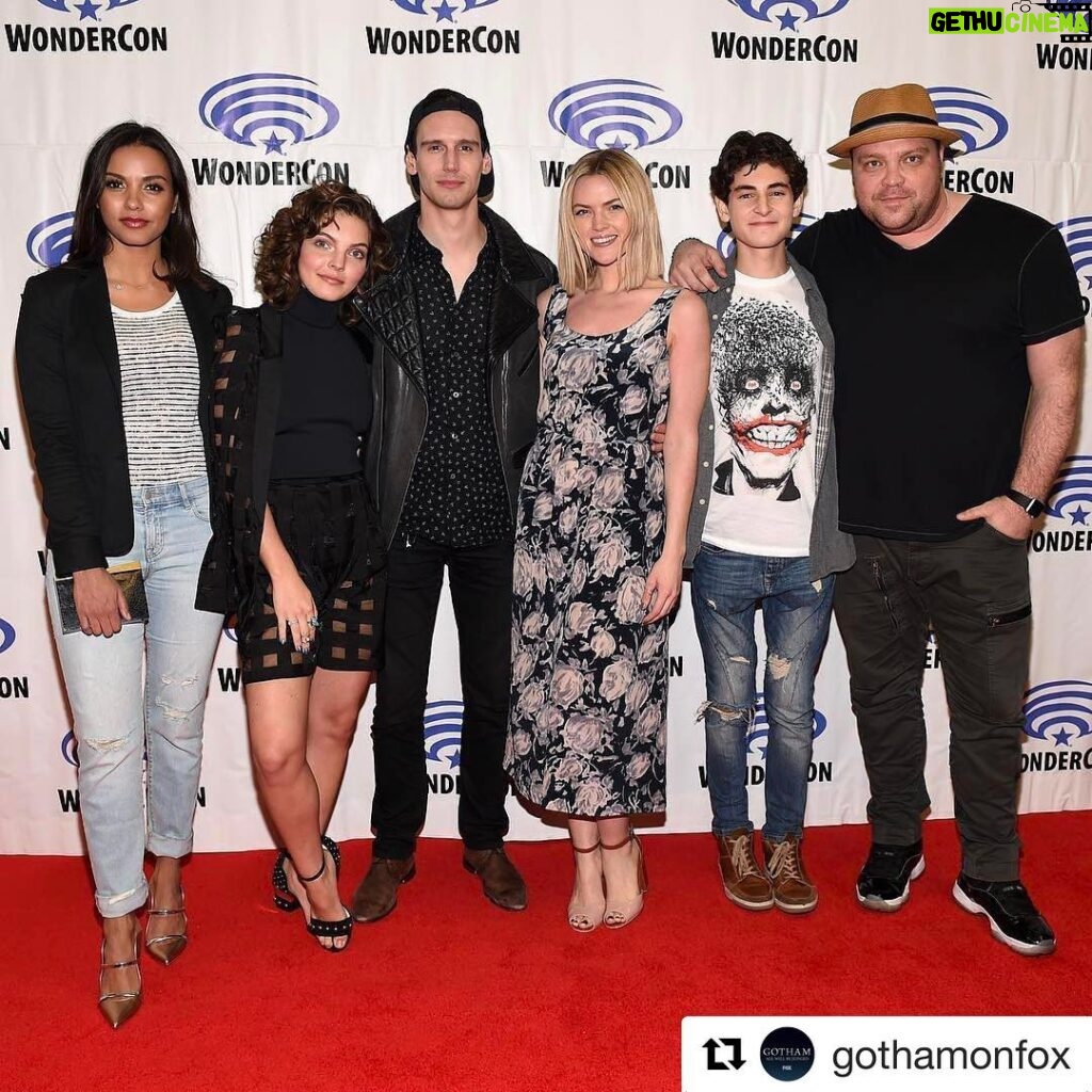 Jessica Lucas Instagram - #Wondercon with the #Gotham gang.