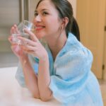 Jessica Mila Instagram - Memasuki trimester ketiga ini, kesehatan harus lebih dijaga lagi. Supaya aktivitas tetap lancar dan badan tetap fit. Selain asupan gizi, asupan mineral juga harus tercukupi. Untungnya ada Le Minerale yg mengandung mineral berkualitas dan rasanya seger banget. Cocok banget untuk kita para bumil yang harus banyak minum mineral. Yuk, tetap semangat dan minum Le Minerale secara rutin ya🤍 #GalonLemin #Leminerale #GalonBebasBPA #GalonLeMinerale