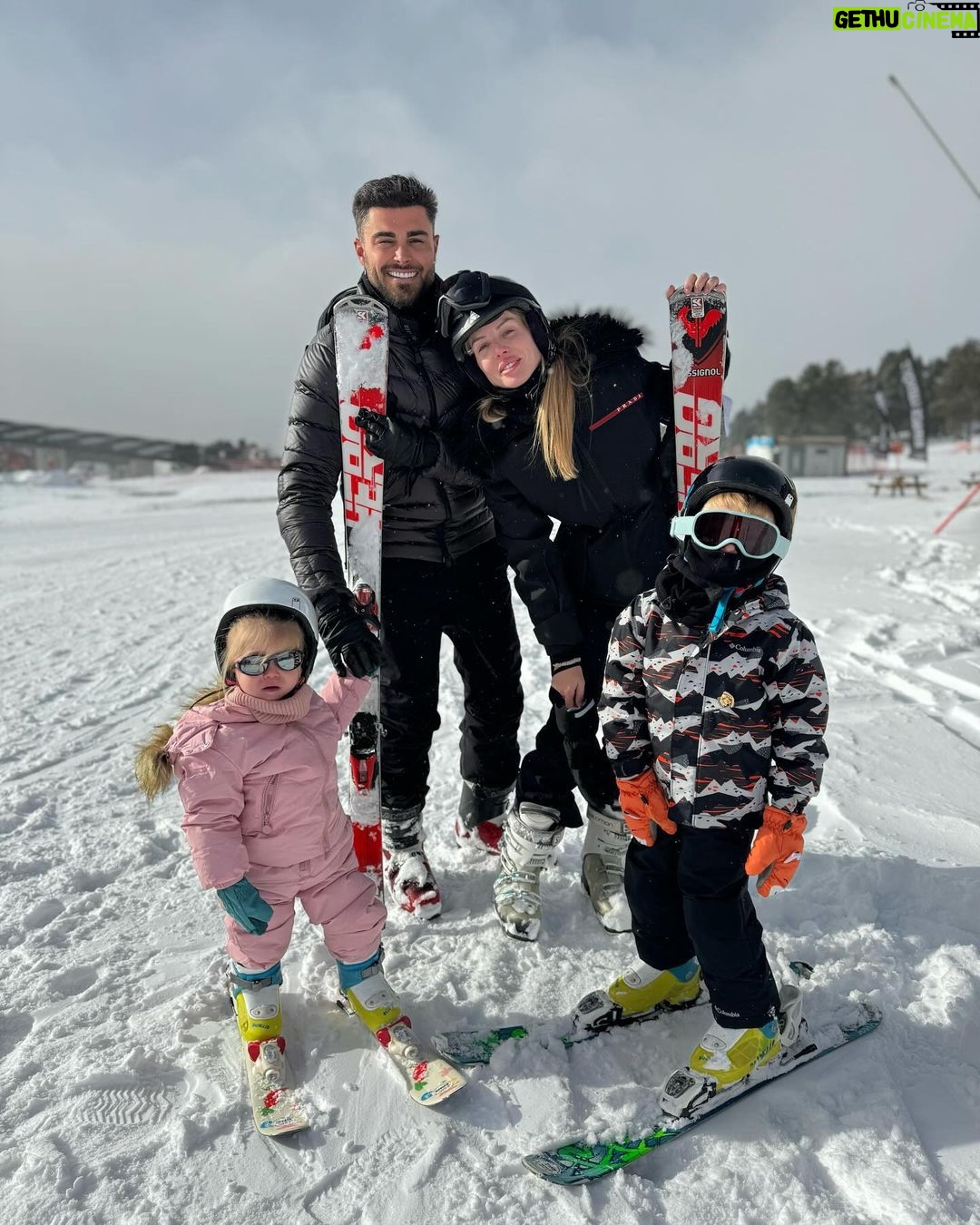 Jessica Thivenin Instagram - Petit souvenirs de nos vacances à Font Romeu station familiale avec des habitants hyper adorable, c’était incroyable les enfants ce sont régalés ♥️ Merci @legrizzlyluxelocation (Collaboration commerciale) Font-Romeu
