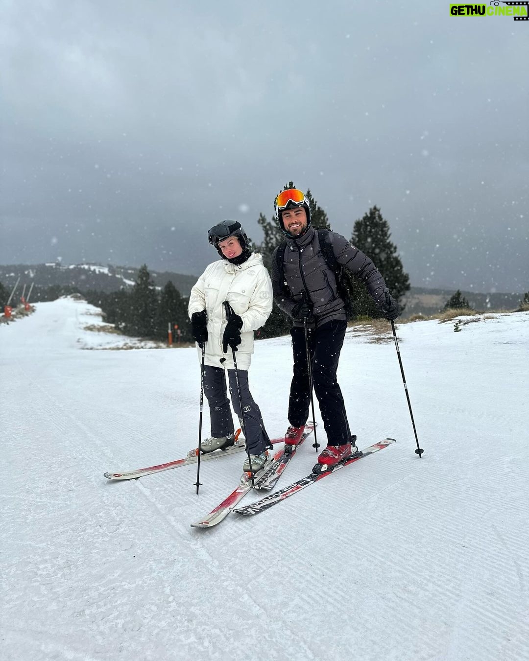 Jessica Thivenin Instagram - Petit souvenirs de nos vacances à Font Romeu station familiale avec des habitants hyper adorable, c’était incroyable les enfants ce sont régalés ♥️ Merci @legrizzlyluxelocation (Collaboration commerciale) Font-Romeu