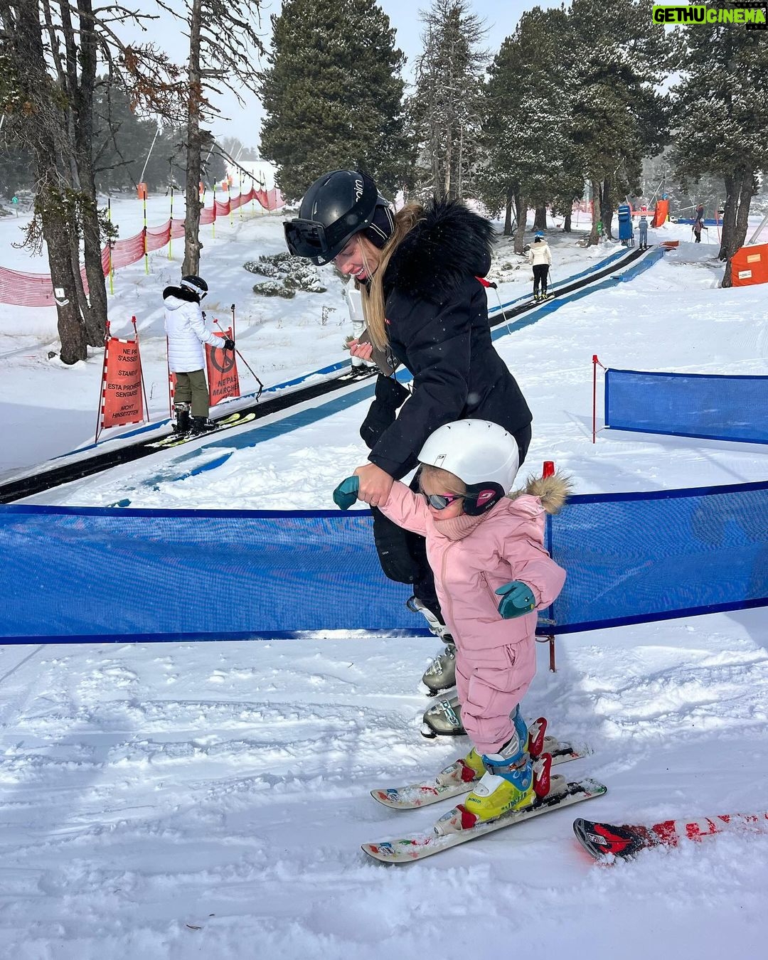 Jessica Thivenin Instagram - Petit souvenirs de nos vacances à Font Romeu station familiale avec des habitants hyper adorable, c’était incroyable les enfants ce sont régalés ♥️ Merci @legrizzlyluxelocation (Collaboration commerciale) Font-Romeu
