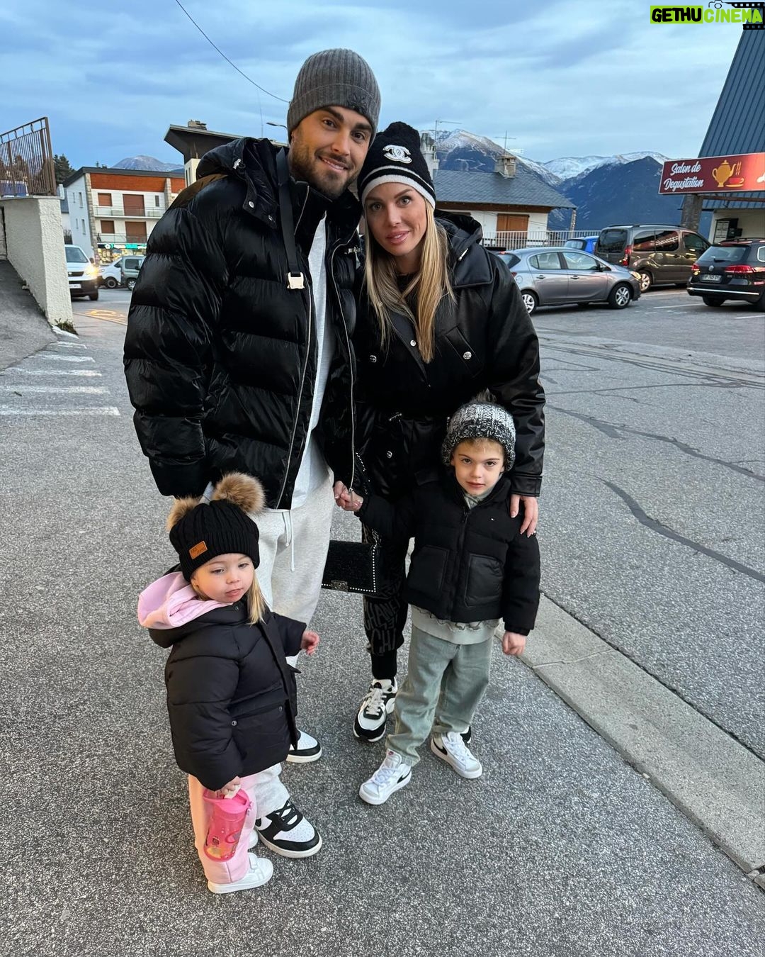 Jessica Thivenin Instagram - Petit souvenirs de nos vacances à Font Romeu station familiale avec des habitants hyper adorable, c’était incroyable les enfants ce sont régalés ♥️ Merci @legrizzlyluxelocation (Collaboration commerciale) Font-Romeu