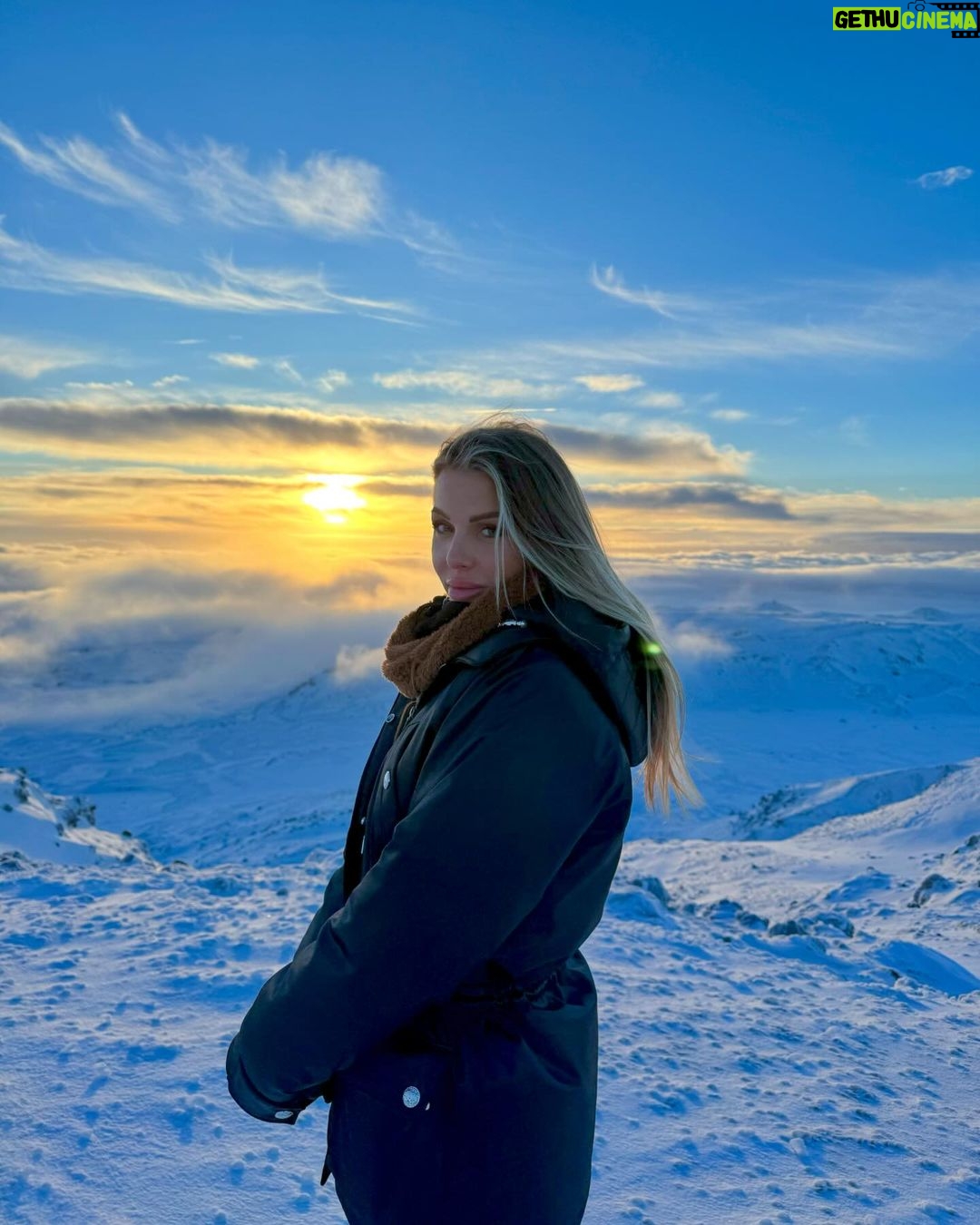 Jessica Thivenin Instagram - I C E L A N D 🇮🇸 Ce n’est que le dĂ©but et pourtant nous en prenons dĂ©jĂ plein la vue. ÉTAPE 1 nous sommes a 📍ReykjavĂk. pour ce voyage, nous avons fait confiance Ă @tourlane spĂ©cialiste en ligne des voyages personnalisĂ©s. Avec mon code: JESSTHIB200 vous bĂ©nĂ©ficiez d’un devis gratuit et de -200 € sur votre voyage. Collaboration commerciale ReykjavĂk, Iceland