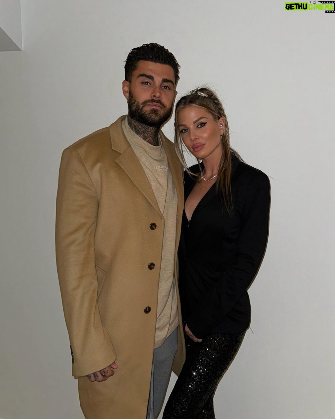 Jessica Thivenin Instagram - Bye Bye 2023 ! ♥️ belle dernière soirée à vous , profitez de vos familles ,vos amis, vos proches , et si vous êtes seuls nous pensons fort à vous 🙏🏻♥️