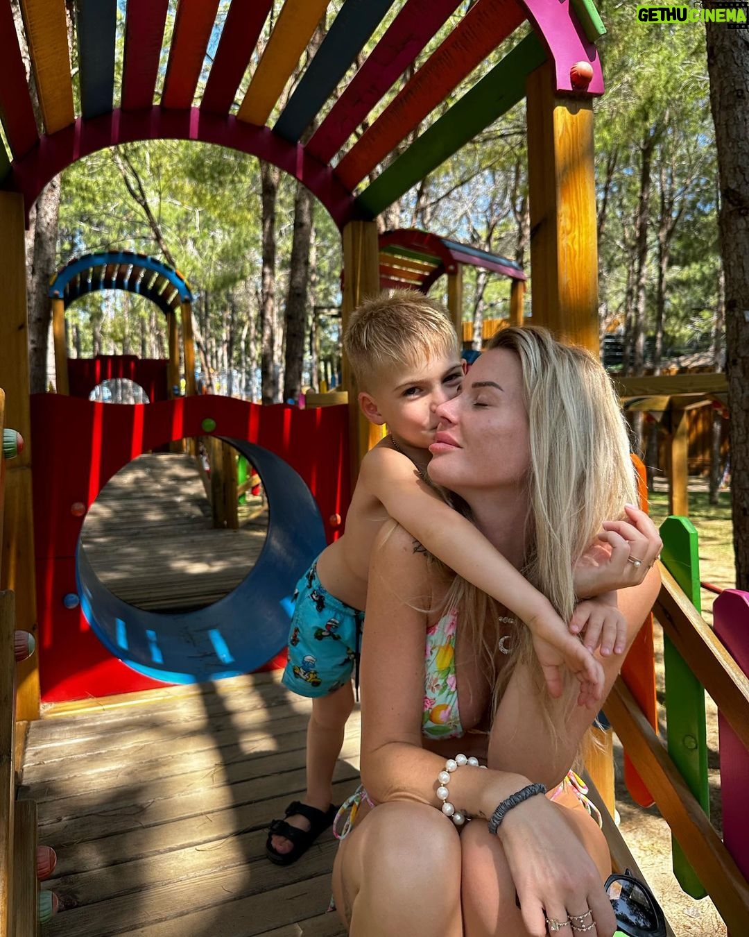 Jessica Thivenin Instagram - On est bien arrivés au @rixossungate Les enfants sont au paradis ♥️🥹 #collaborationcommerciale Rixos Sungate Resort - Antalya, Turkey