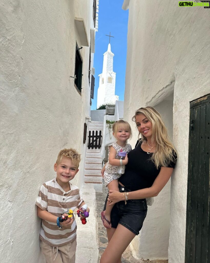 Jessica Thivenin Instagram - Minorque 🇪🇸♥️ en famille on s’éclate, je suis tellement reconnaissante, qu’on puisse vivre tout ça, et aucun regret sur la destination qu’on a choisis qui est juste magnifique 🥹 GRATEFUL 🍀 Menorca - Islas Baleares - Spain